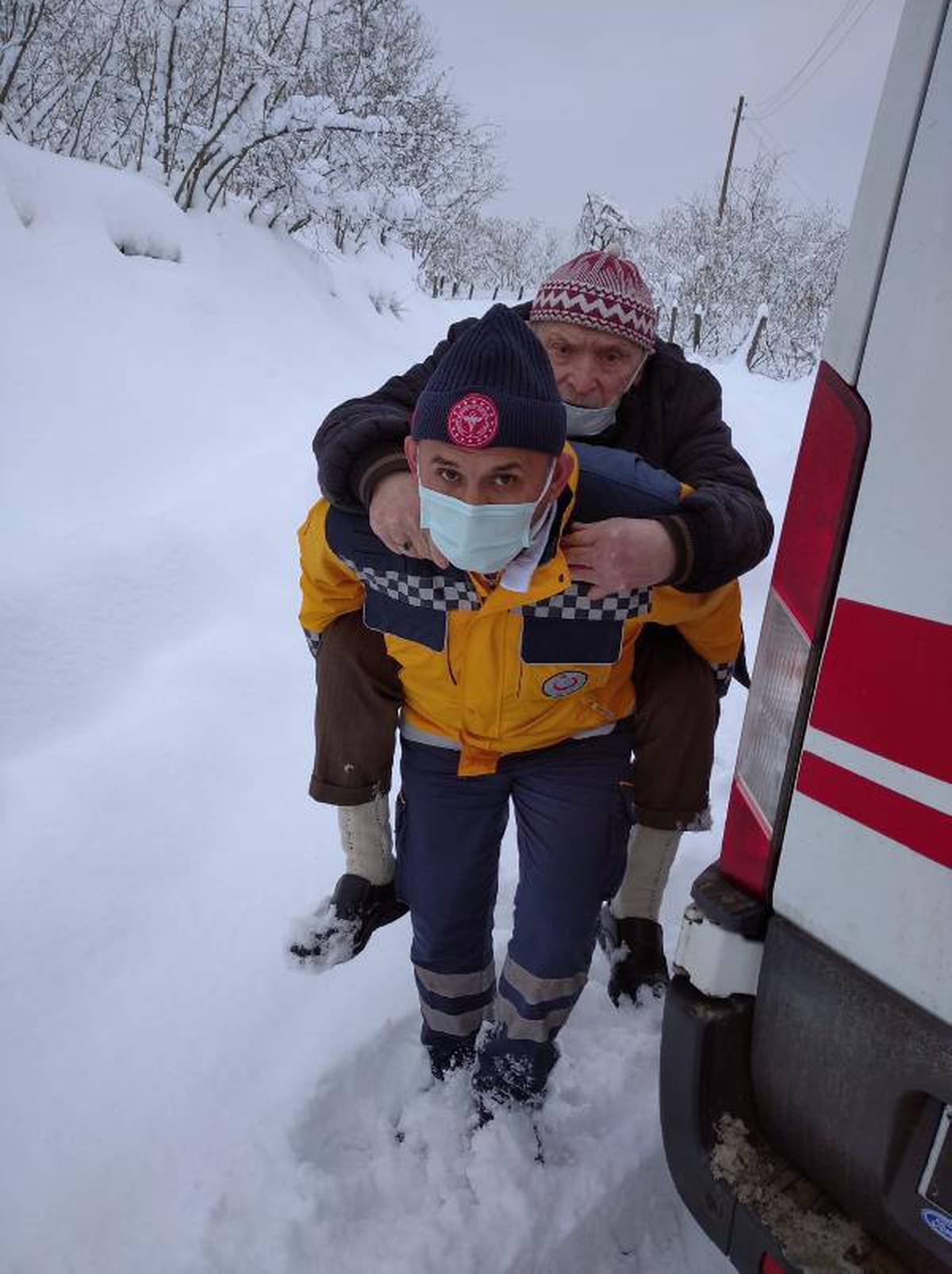 Son dakika haberi: Ambulans şoförü hastayı 500 metre sırtında taşıdı