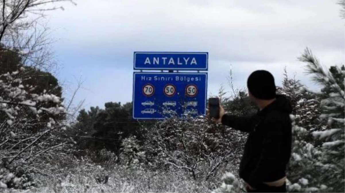 Antalya\'da belediyeden esprili \'\'tuzlama\'\' paylaşımı: 30 yılda bir kar görünce şaka yapasımız geldi