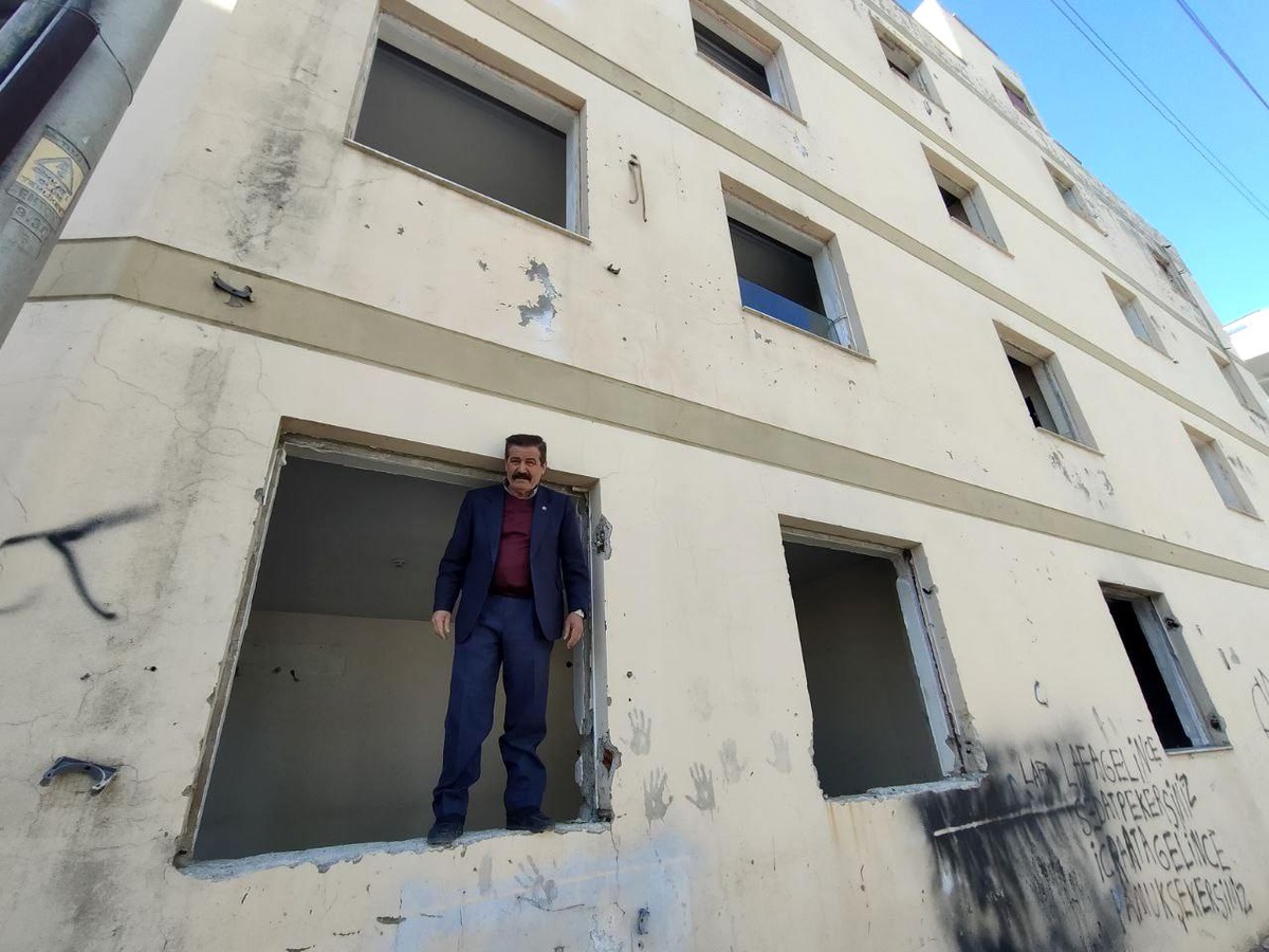 Antalya\'da mahallelinin FETÖ\'den kalan 3 katlı, 2 bloklu metruk yurt isyanı