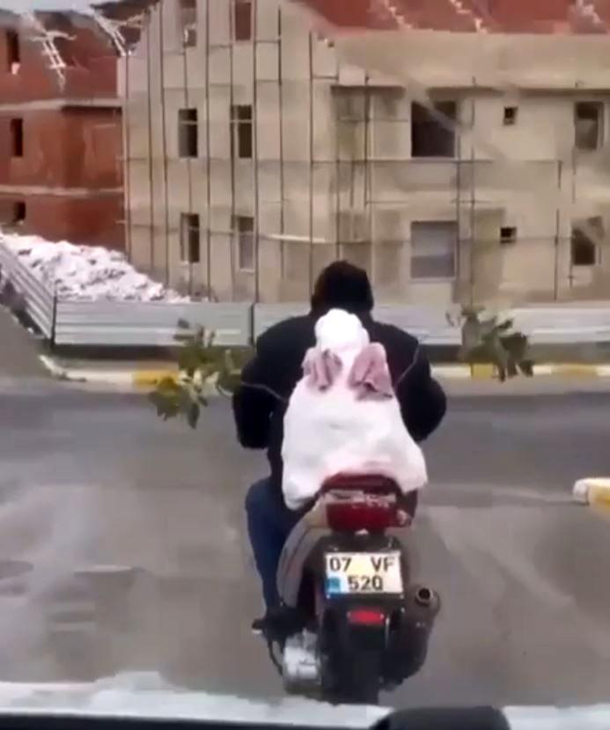 Antalya\'da motosikletin arkasındaki kardan adam ile şehir turu attı