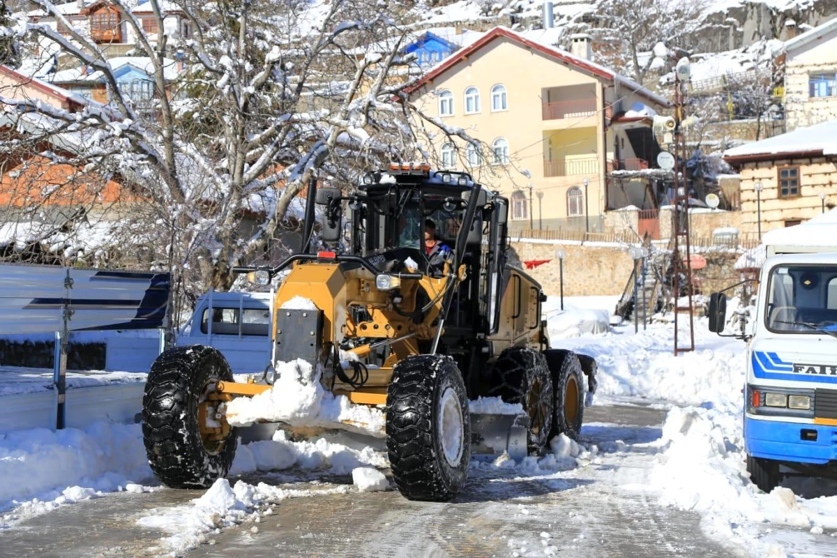 Antalya\'nın Akseki ilçesinde 37 mahalle yolu kar sebebiyle kapalı