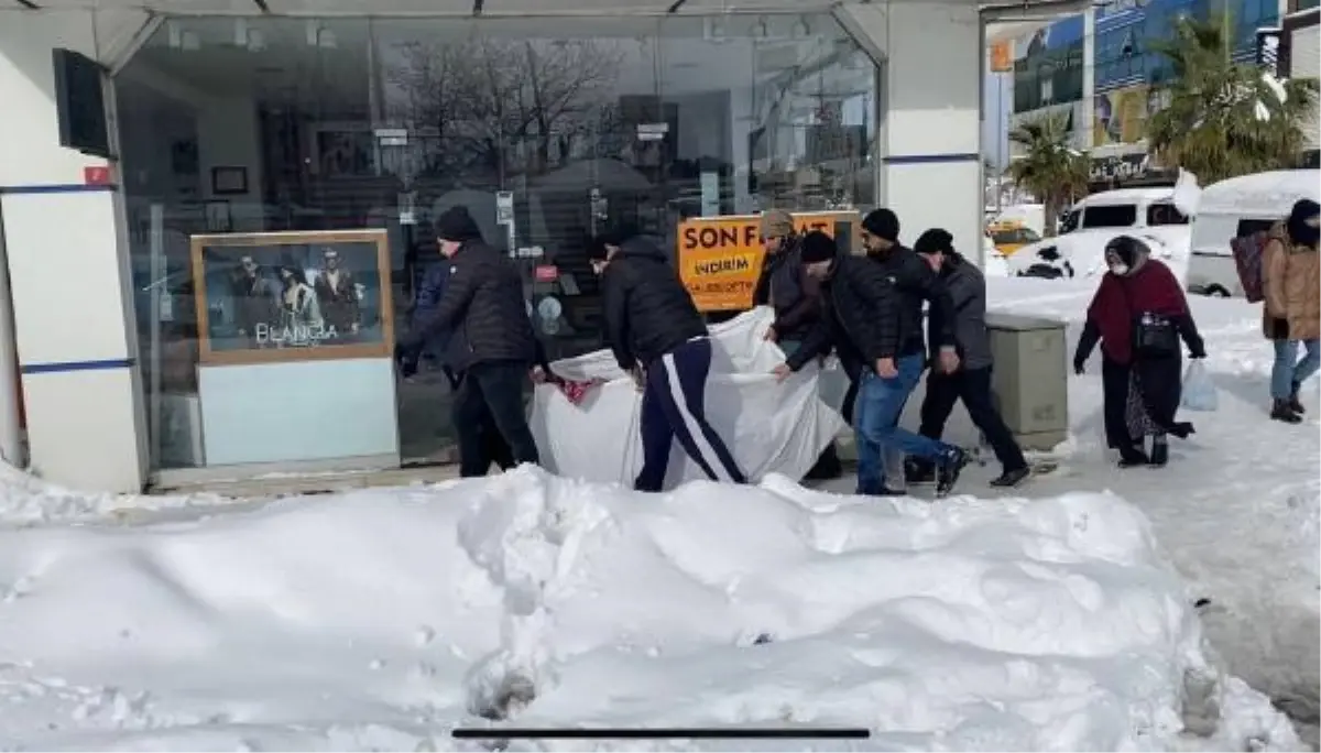 ARNAVUTKÖY\'DE BEYAZ ESARET; DİYALİZ HASTASI 5 KİLOMETRE BATTANİYEYE SARILI TAŞINDI