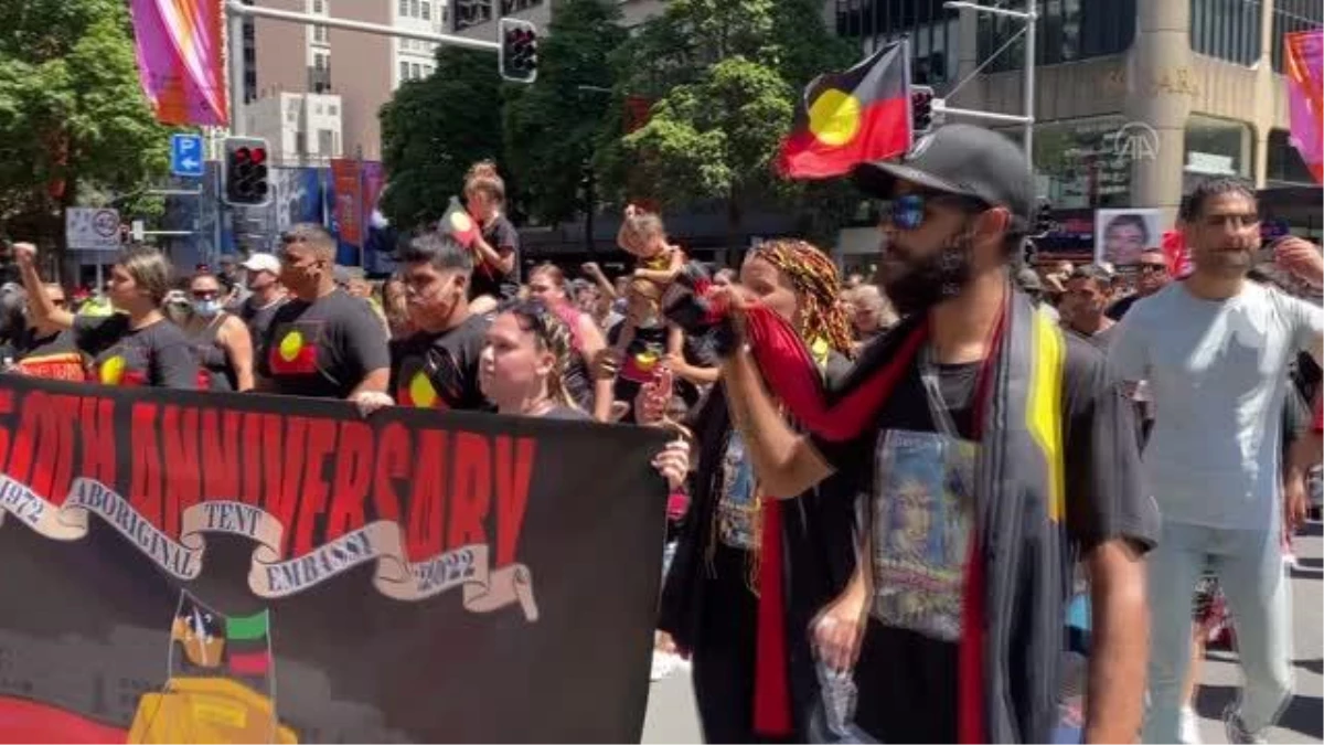 Avustralya\'da bir grup gösterici Aborijinlerin hakları için yürüdü