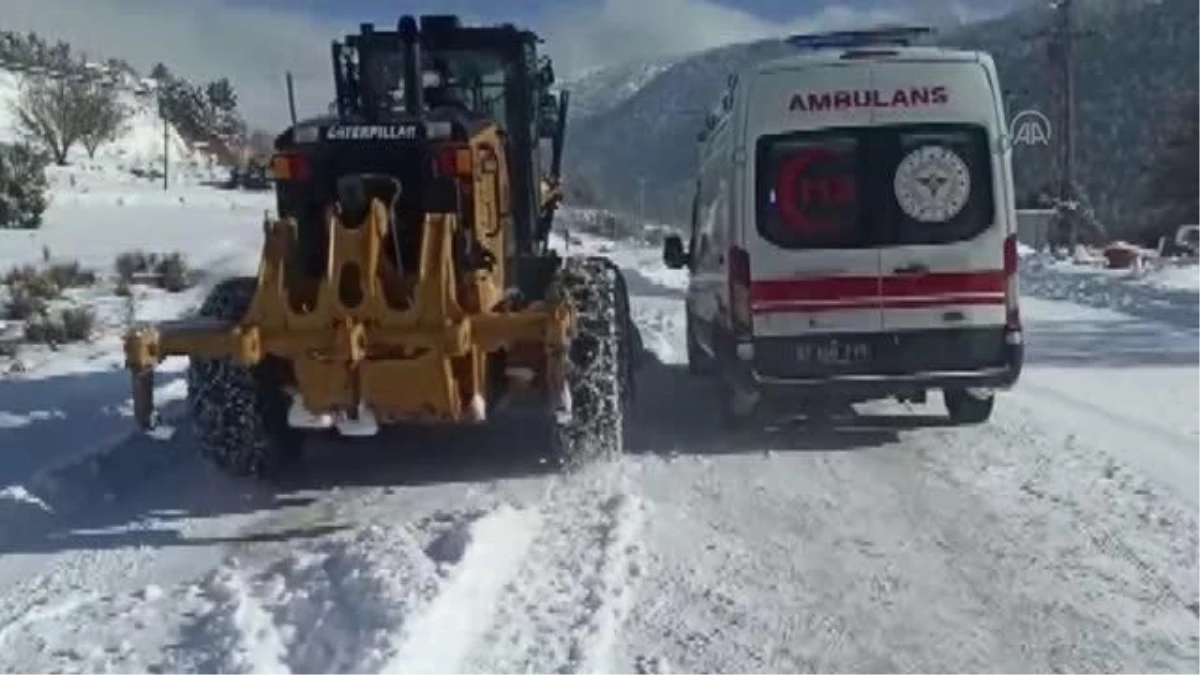 Ayağı kırılan kadına ulaşmak için 7 kilometrelik karlı yol temizlendi (2)