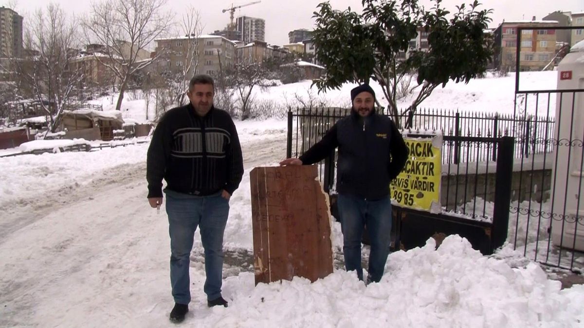 Bağcılar\'da "araç kurtarmak bedava" tabelasıyla yolda kalanların yardımına koştular