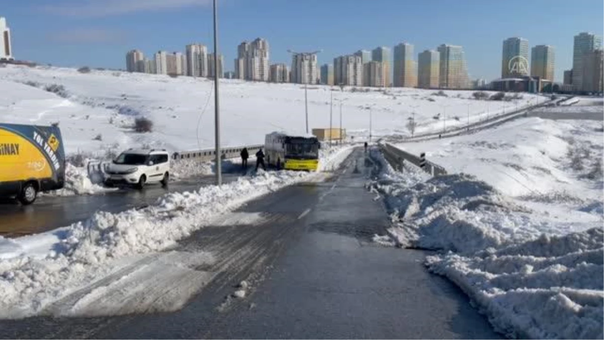 Kar nedeniyle yola bırakılan araçlar trafiği engelliyor (2)