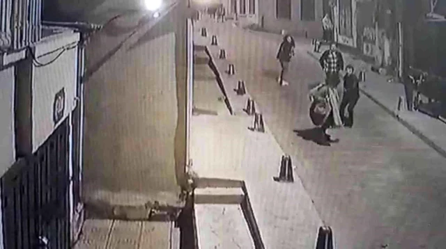 Beyoğlu'nda kadına saldırı anları: Şişeyle kafasına vurdu, çelme taktı ve yumrukla saldırdı