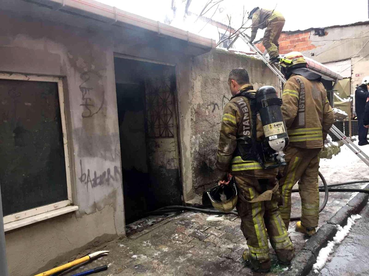 Son dakika! İstanbul\'da müstakil evde çıkan yangın itfaiye ekiplerince söndürüldü