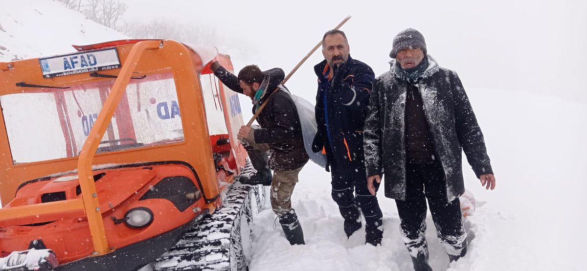 Bingöl\'de kar ve tipi nedeniyle mahsur kalan 2 kişiyi AFAD ekipleri kurtardı