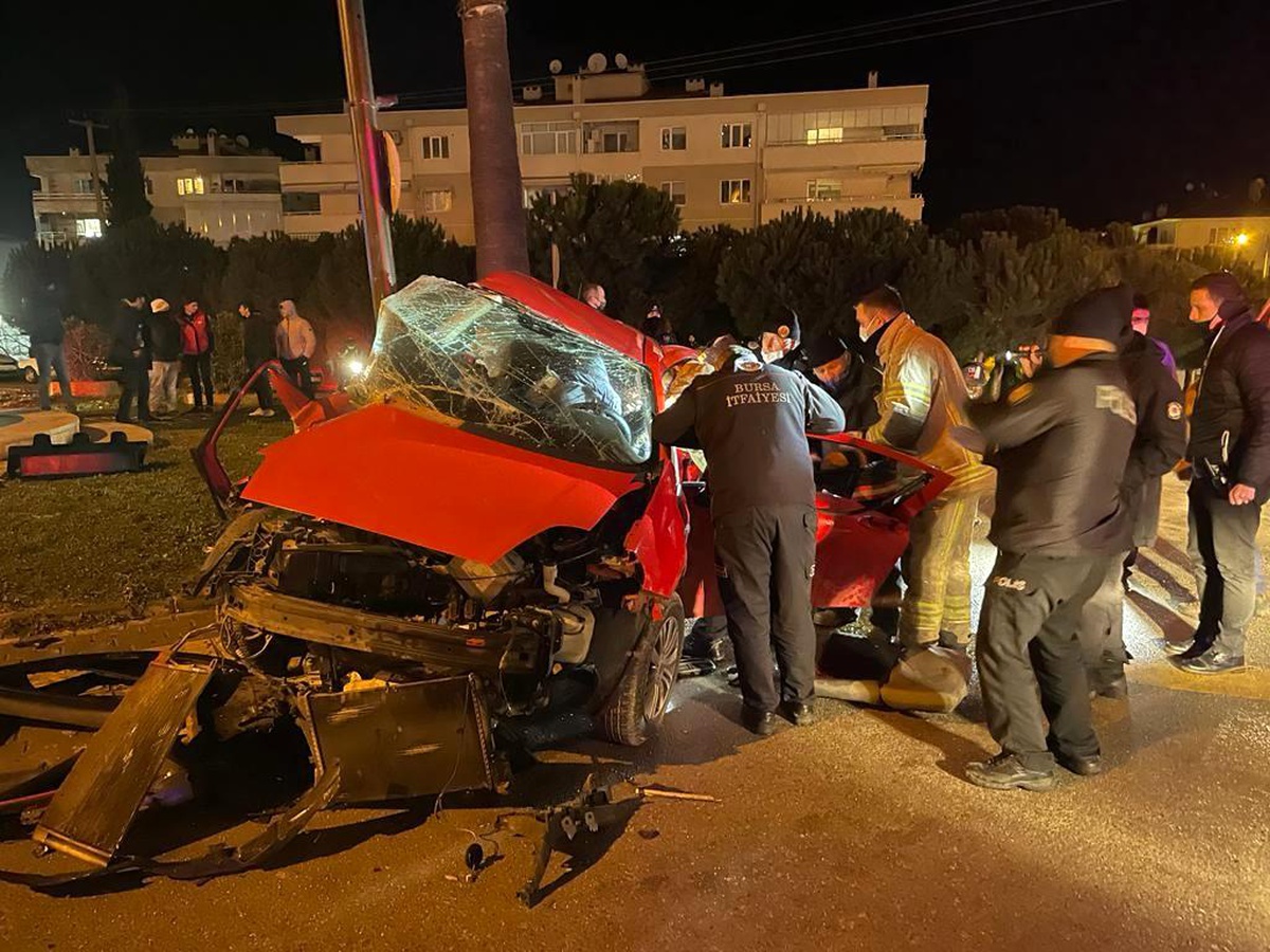 Bursa\'da kırmızı ışık faciası: 3 ölü... Kaza anı kamerada