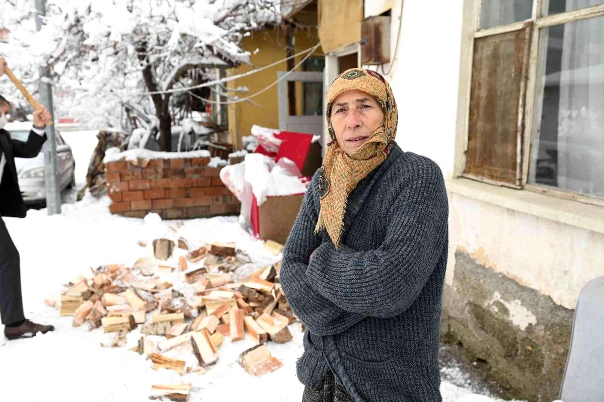 Çorum\'da odunu biten yaşlı kadının imdadına zabıta yetişti