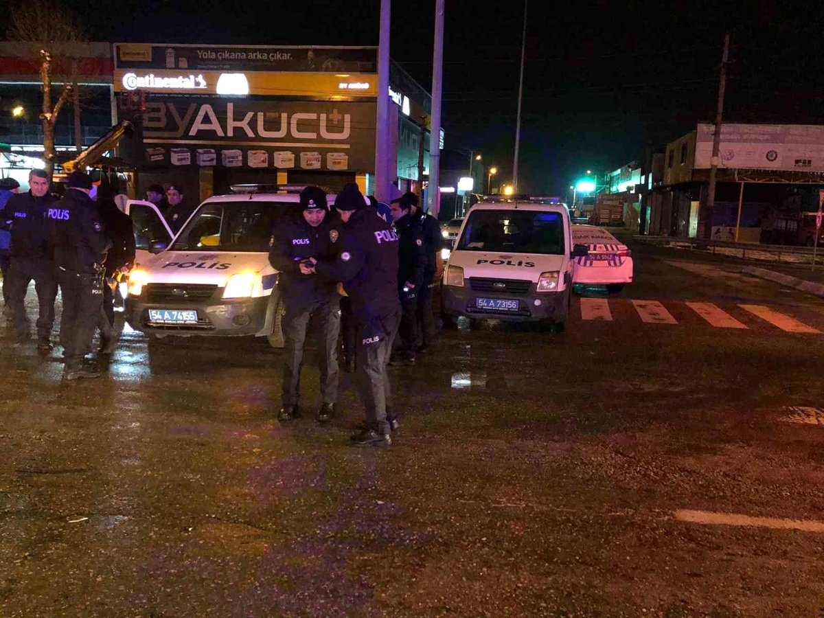 D-100\'de polis otosu ile otomobil çarpıştı: 1\'i polis 5 yaralı
