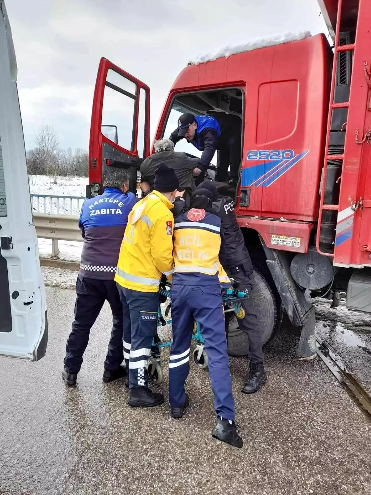 Direksiyon başında fenalaşan sürücüye zabıta ekiplerinden hayati müdahale