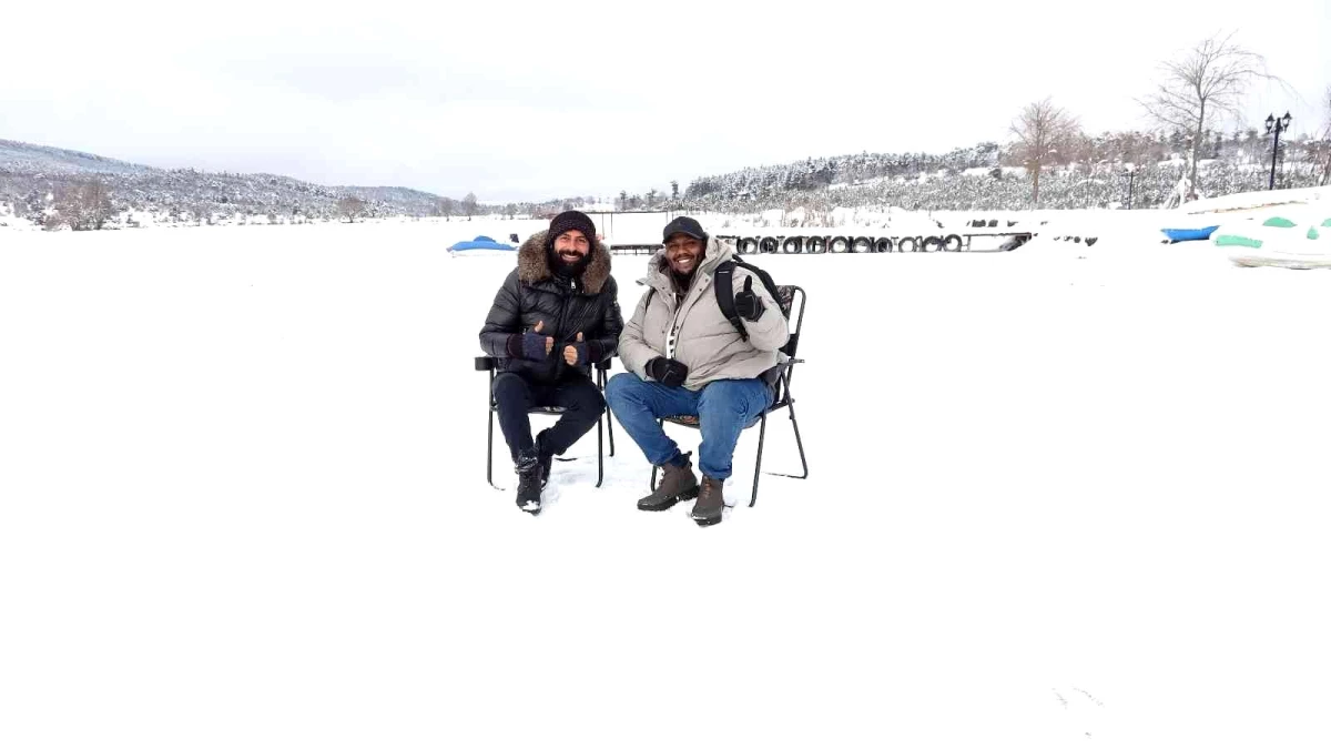 Doğa harikası gölet dondu...Üzerine yazı yazdılar