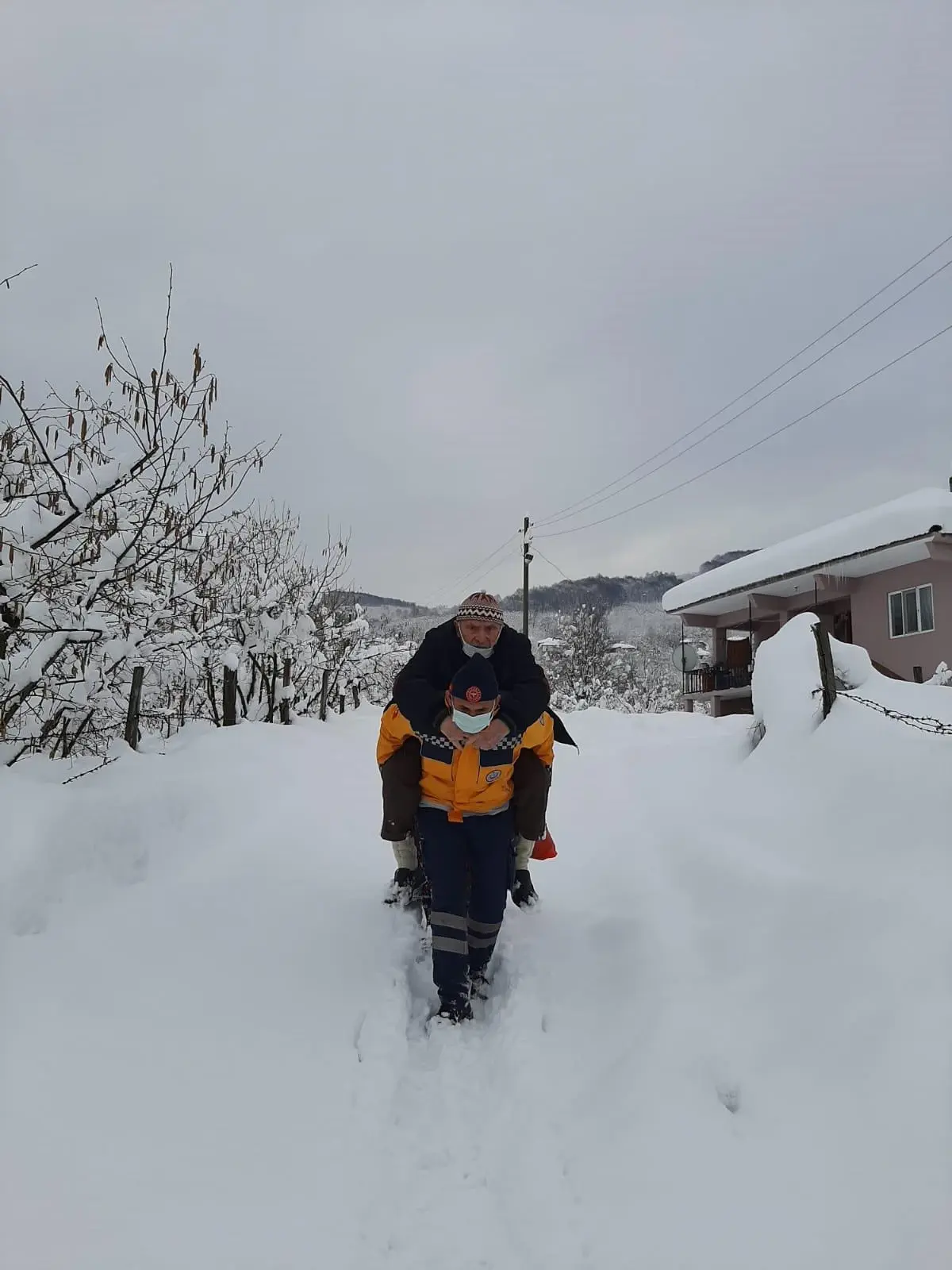 Son dakika haber... Düzce\'de sağlık personeli 79 yaşındaki hastayı sırtında ambulansa taşıdı