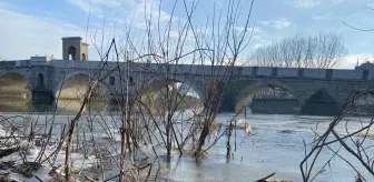 Edirne'de nehirle birlikte çöpler de buz tuttu