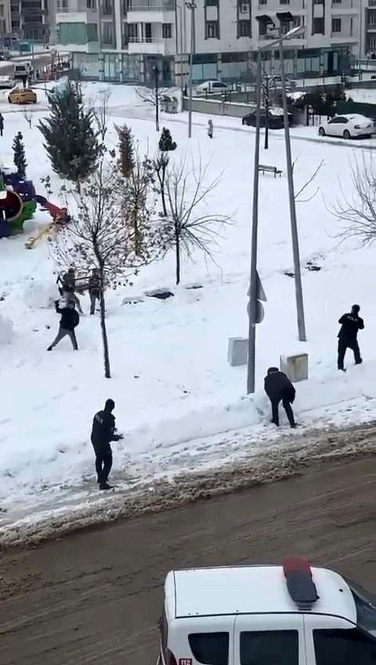 Elazığ\'da polis çocuklarla kar topu oynadı