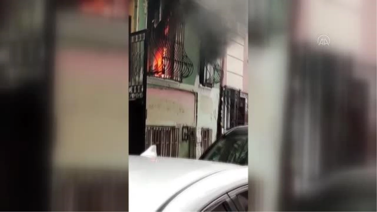Son dakika: Fatih\'te bir binada çıkan yangın söndürüldü