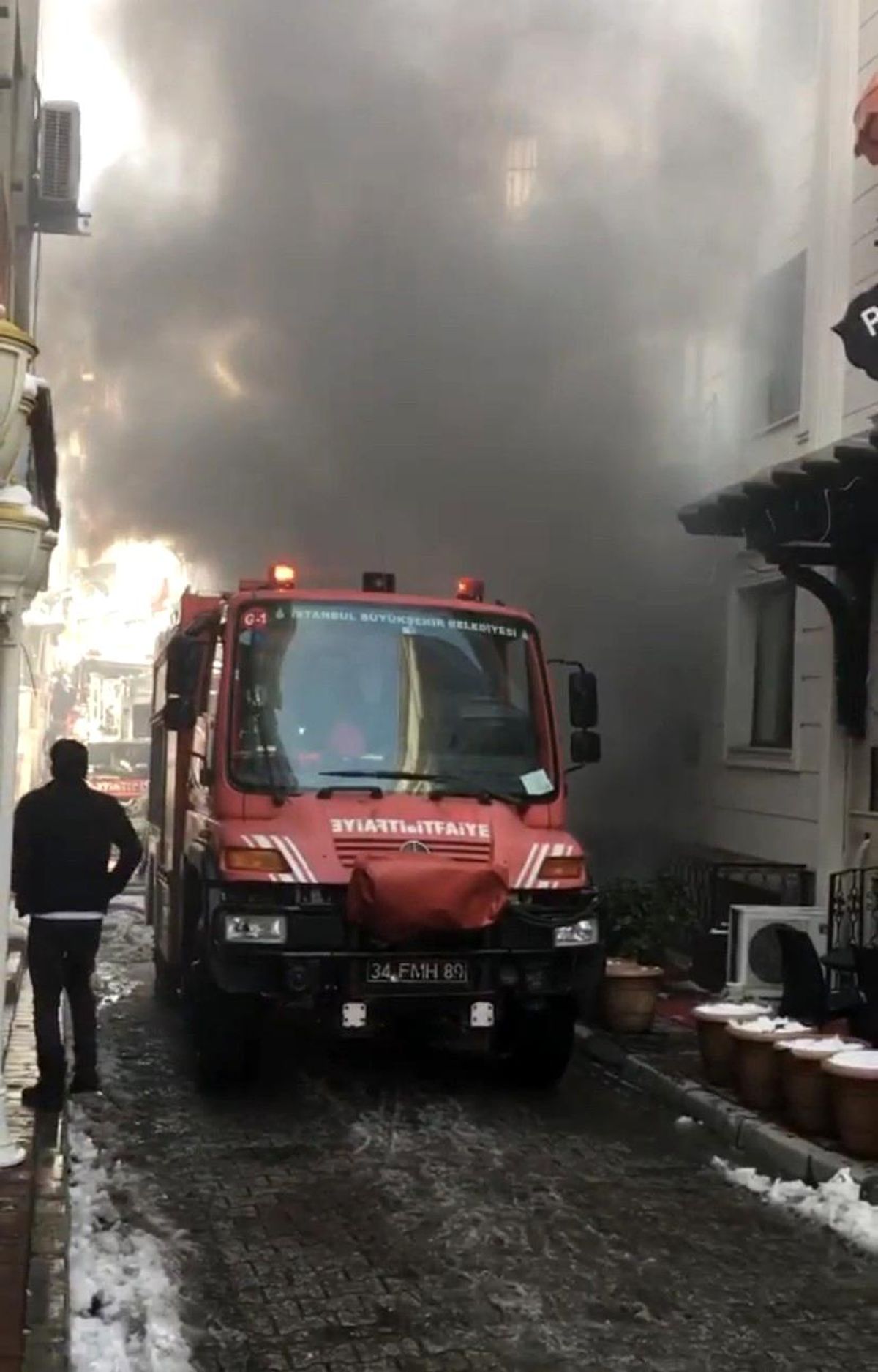 Fatih\'te çanta imalathanesinde yangın