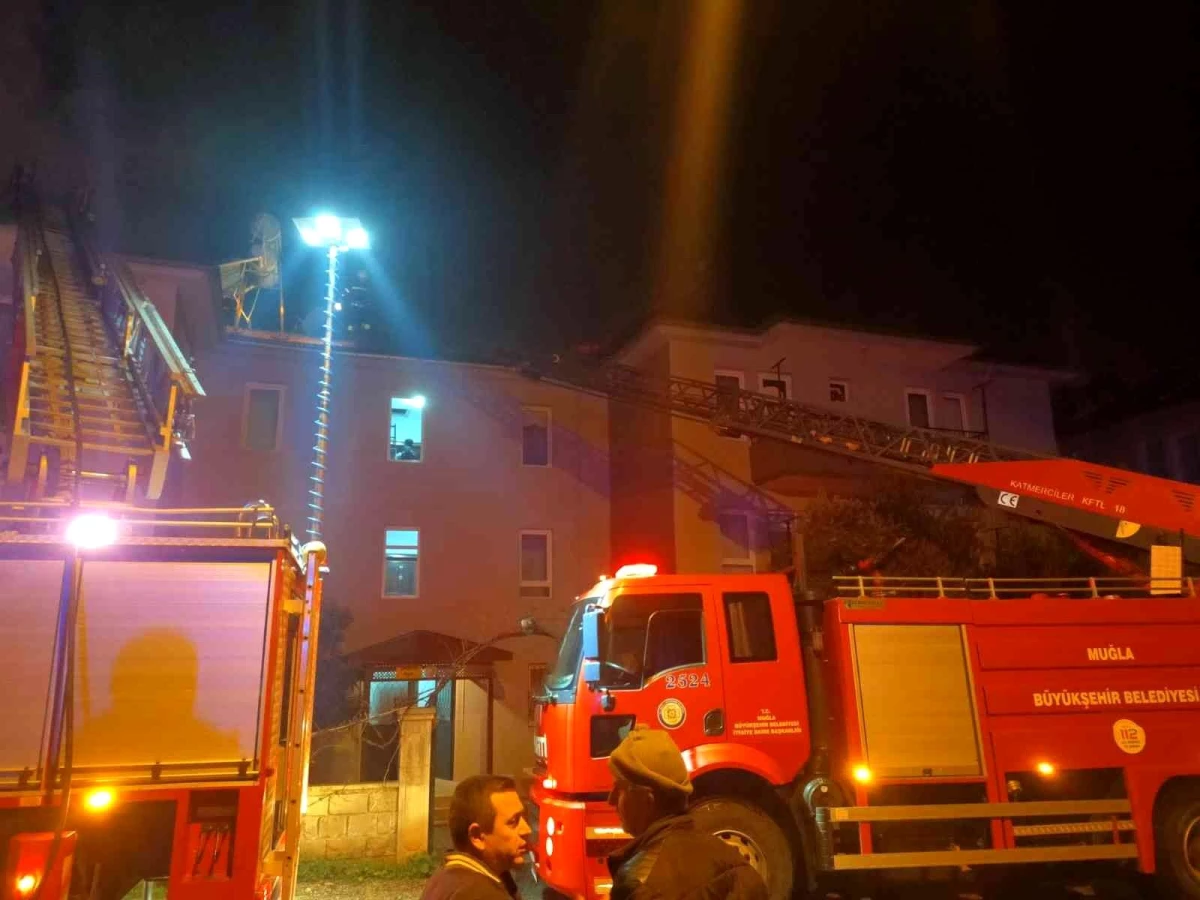 Son dakika haberleri: Fethiye\'de çatı yangını büyümeden söndürüldü