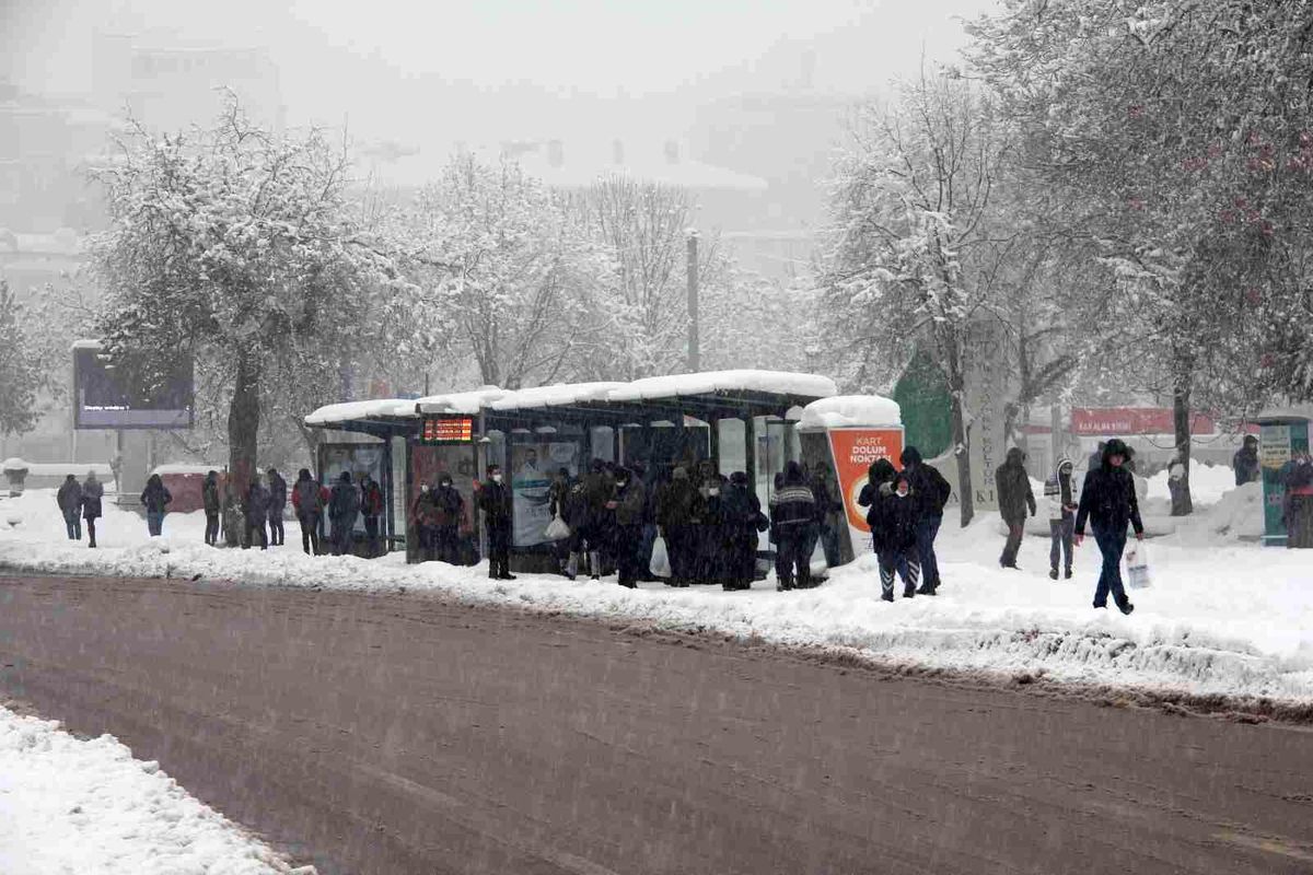 Yoğun kar yağışı başladı