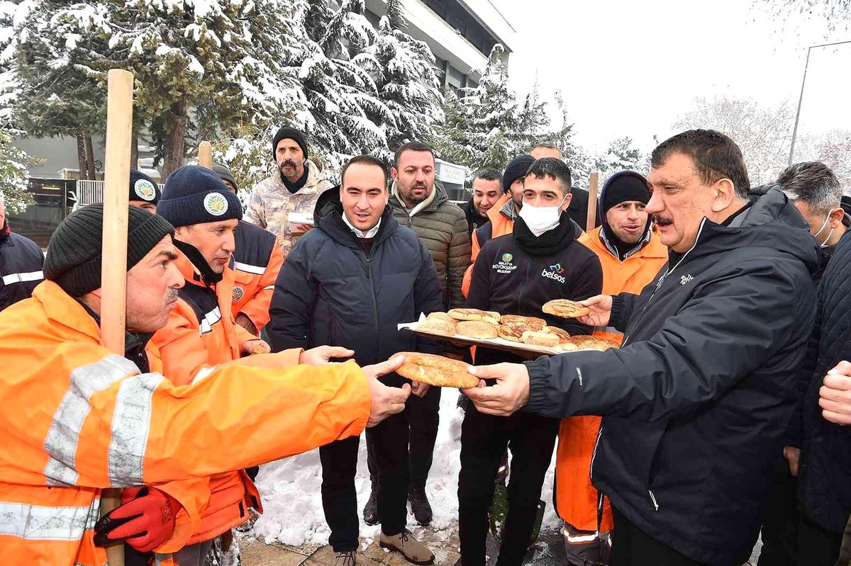Gürkan, sahada çalışan personellerle bir araya geldi