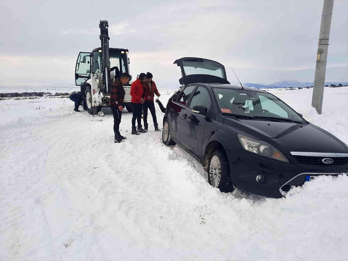 Habere giderken yolda kalan İHA muhabirine özel idare desteği
