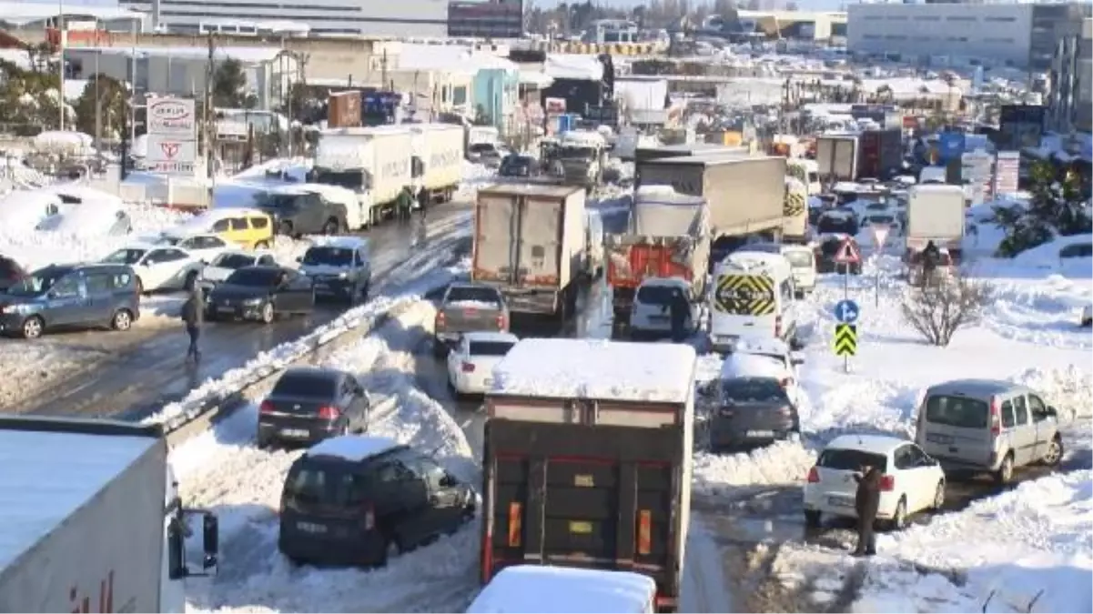 HADIMKÖY\'DE YOLLARA BIRAKILAN ARAÇLAR NEDENİYLE TRAFİK DURMA NOKTASINA GELDİ