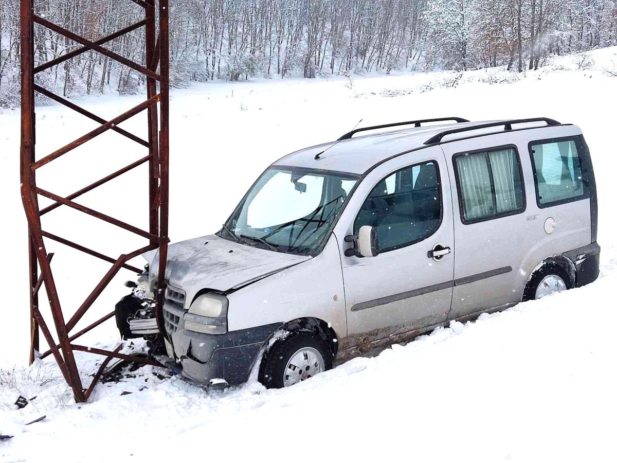 Hafif ticari araç yüksek gerilim direğine çarptı, 2 kişi yaralandı