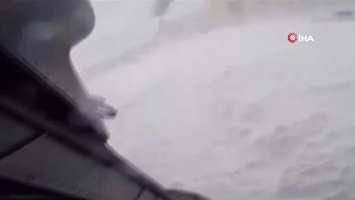 Hastalar, yoğun kar yağışına rağmen helikopterle hastaneye taşınıyor