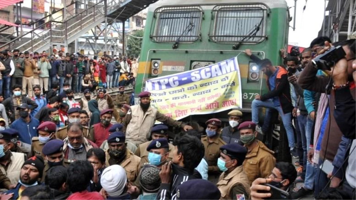 Hindistan\'da protestocular treni ateşe verdi