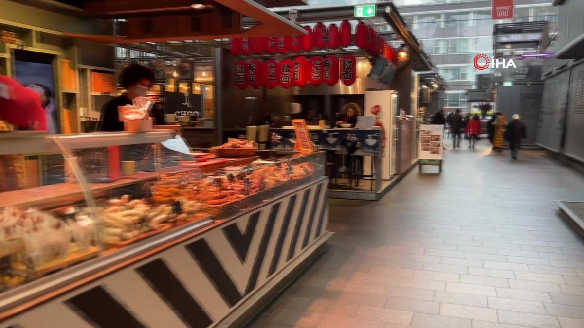 Hollanda halkı, yasakların ardından restoranlara koştu