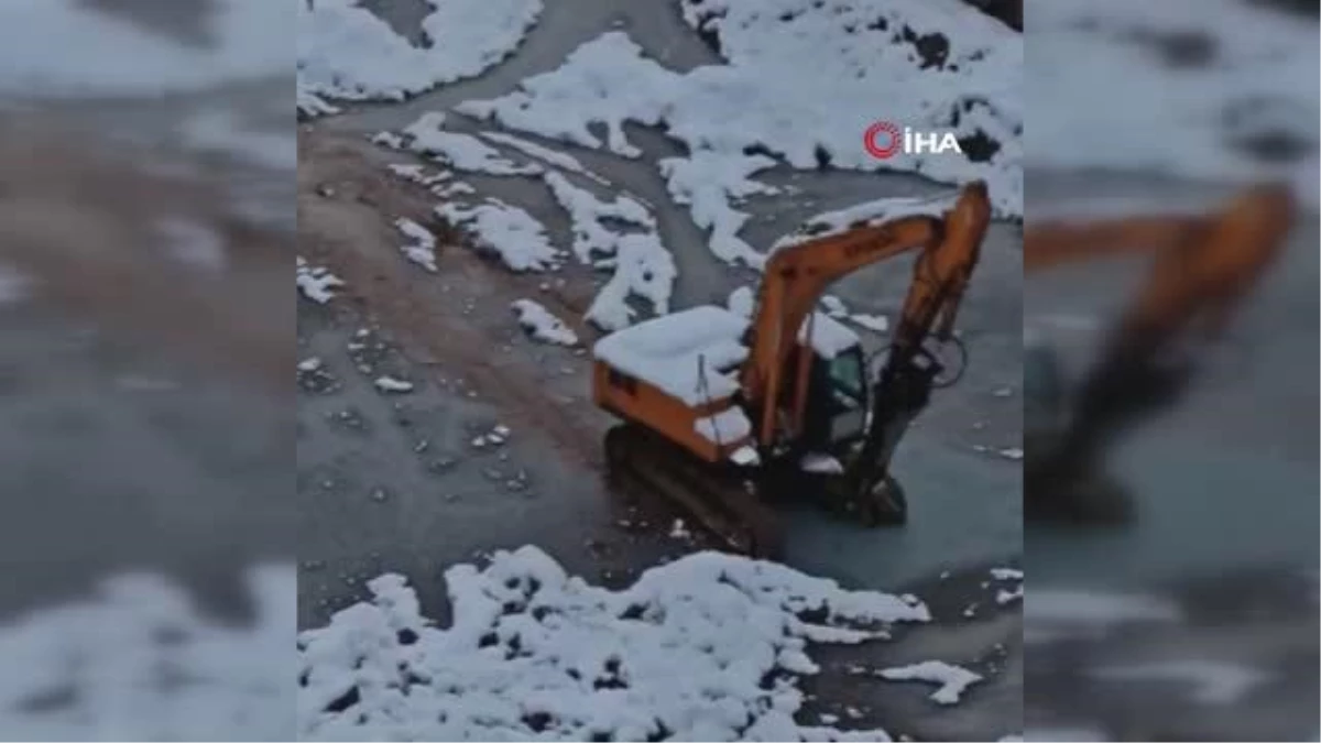 Operatörünün can verdiği iş makinesi, su ve buz dolu çukura böyle düştü