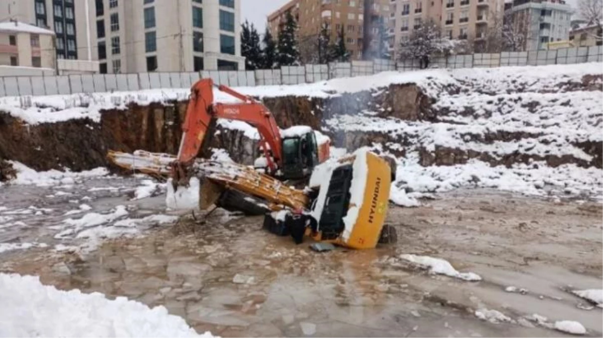 İstanbul\'da bir kepçe suya gömüldü, operatör yaşamını yitirdi