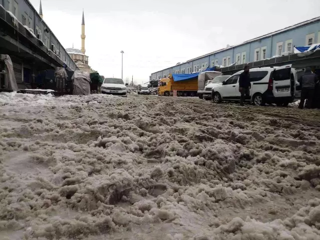 İstanbul'da etkili olan yoğun kar hal esnafını olumsuz etkiledi! Dükkanlar açılamadı, ürünler dondu