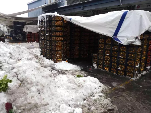 İstanbul'da etkili olan kar hal esnafını olumsuz etkiledi