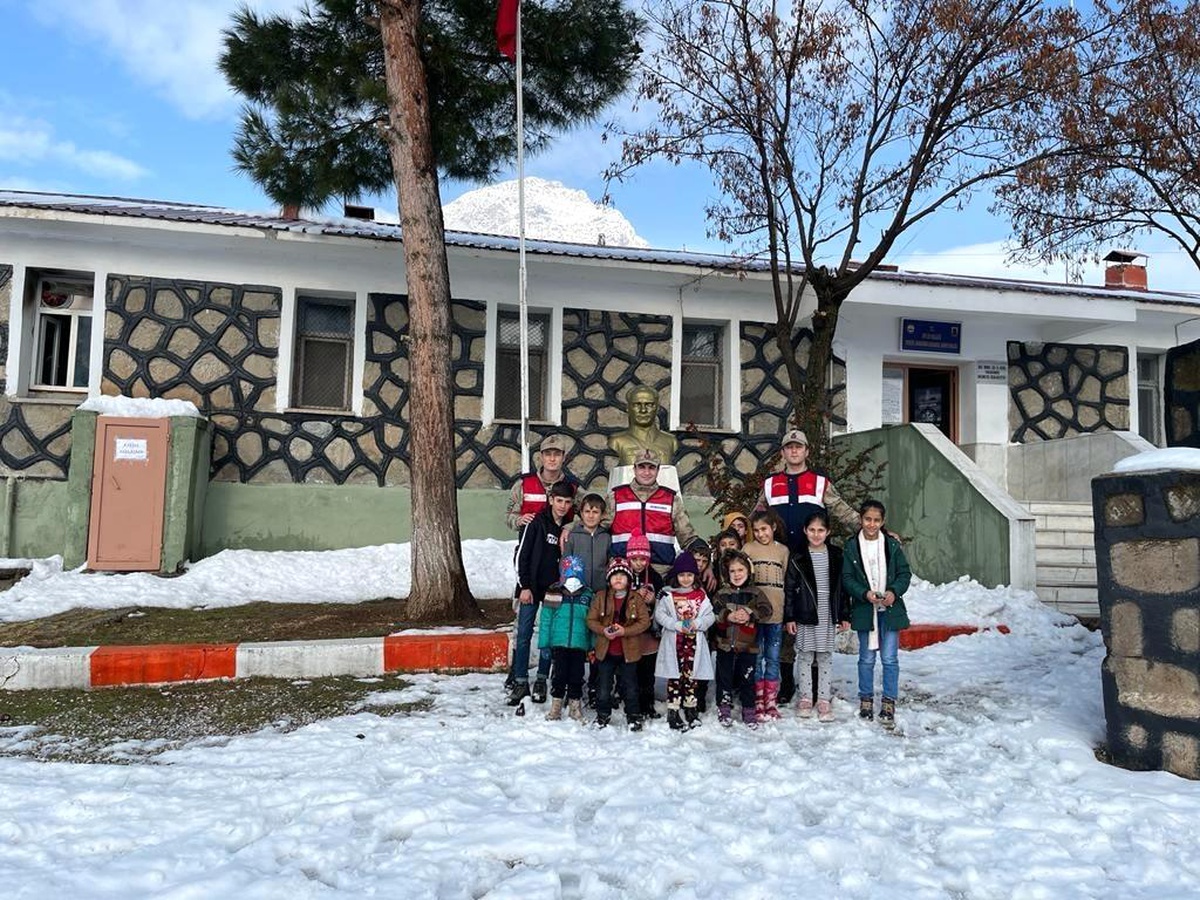 Jandarma ile çocuklar kıyasıya kartopu oynadı