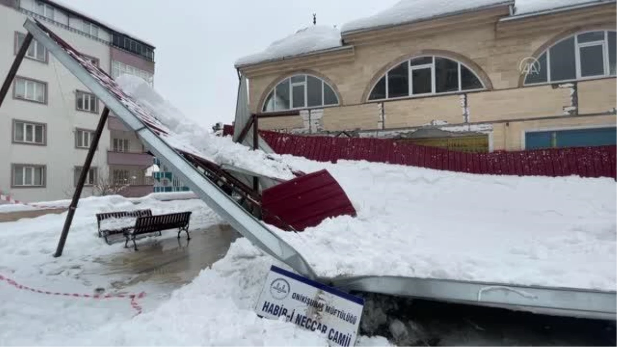 KAHRAMANMARAŞ - Cami önündeki demir tente kar nedeniyle çöktü