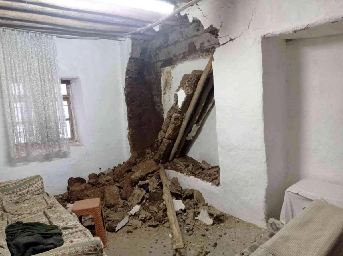 Kahta\'da etkili olan kar evin duvarını yıktı