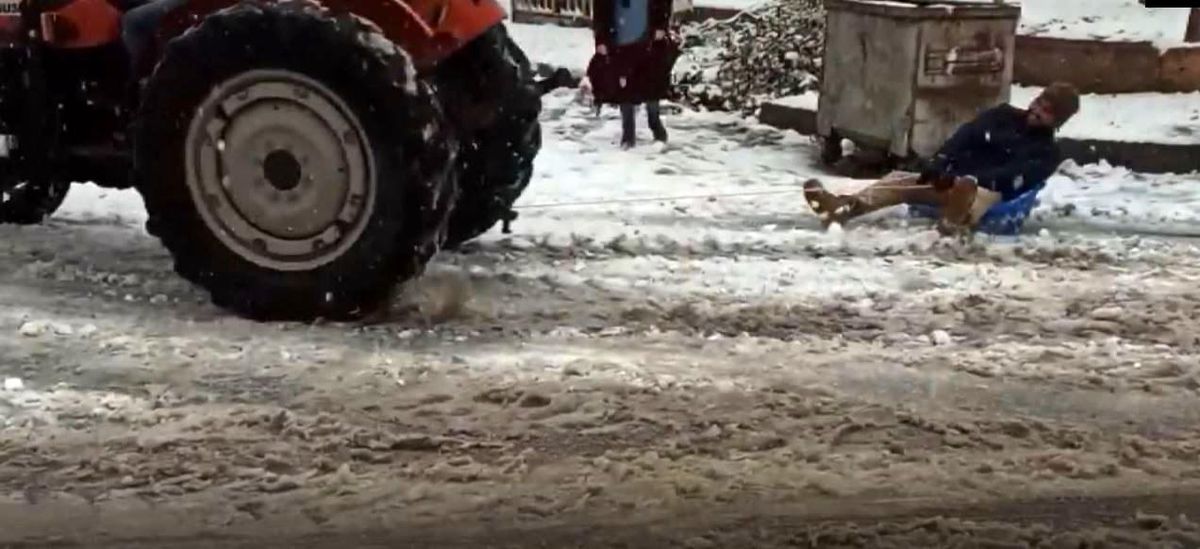 Kar üstünde leğenle snowboard yaptı