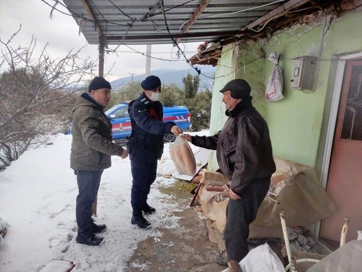 Son dakika haberleri! Karacasu\'da vatandaşların ihtiyaçlarını jandarma karşıladı
