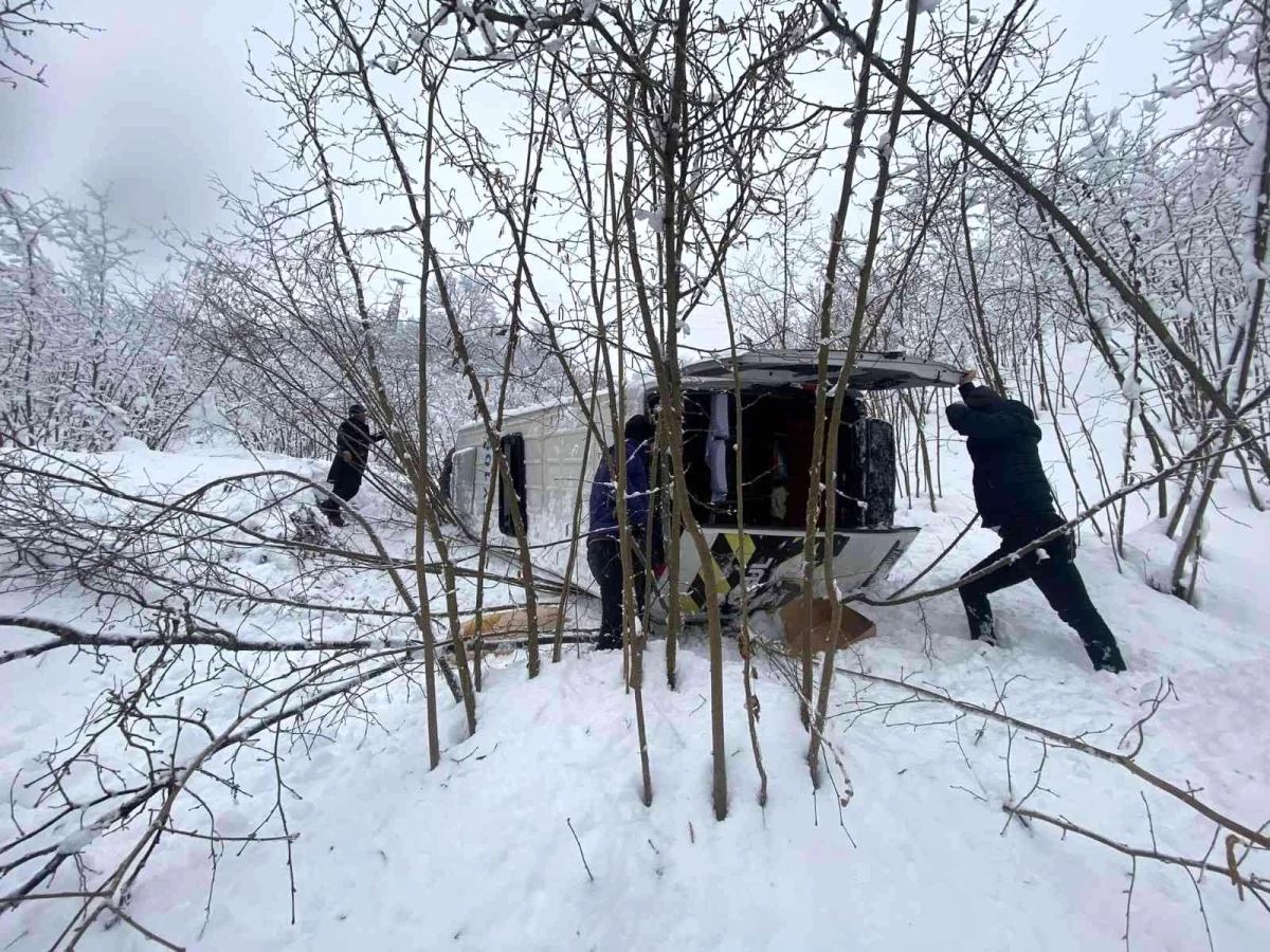 Kardan kayan minibüs fındık bahçesine uçtu: 4 yaralı