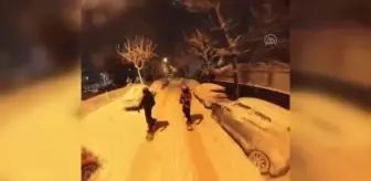 Karlı sokaklarda snowboard keyfi