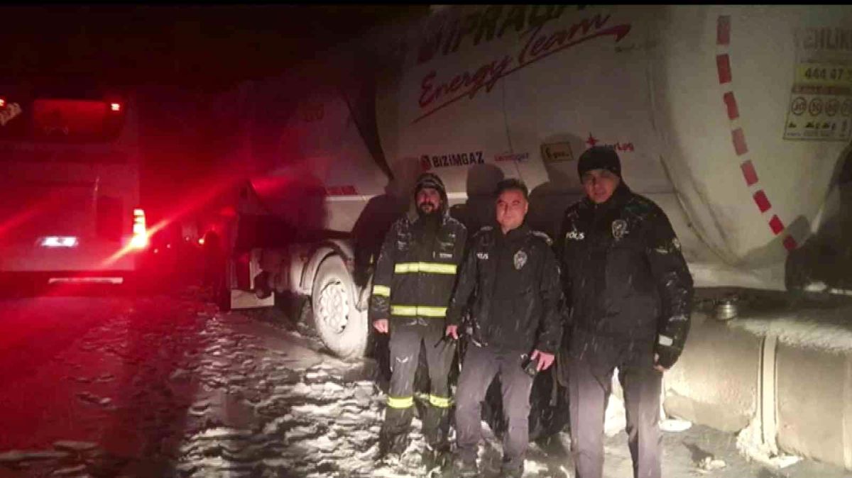Karlı yolda kalanlara polis yakıt yetiştirdi