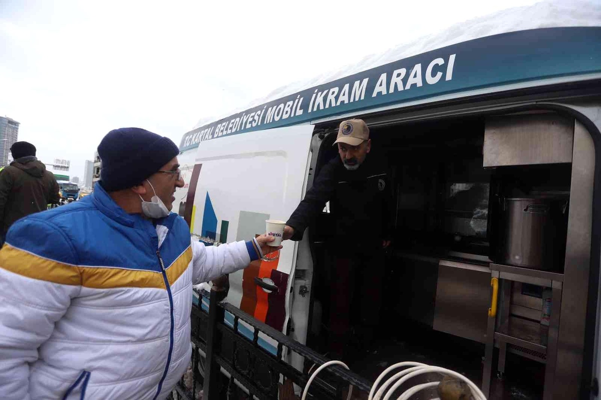 Kartal Belediyesi\'nden vatandaşlara sıcak çorba ve çay ikramı