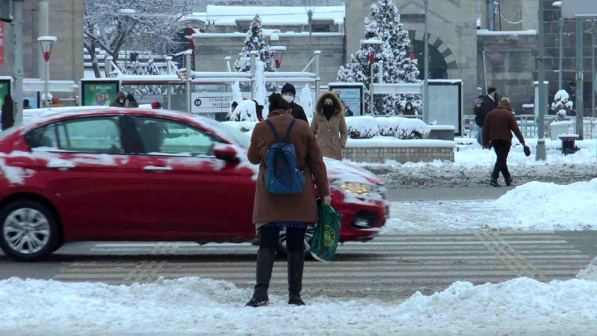 Kayseri\'de kar yağışı kenti beyaza bürüdü