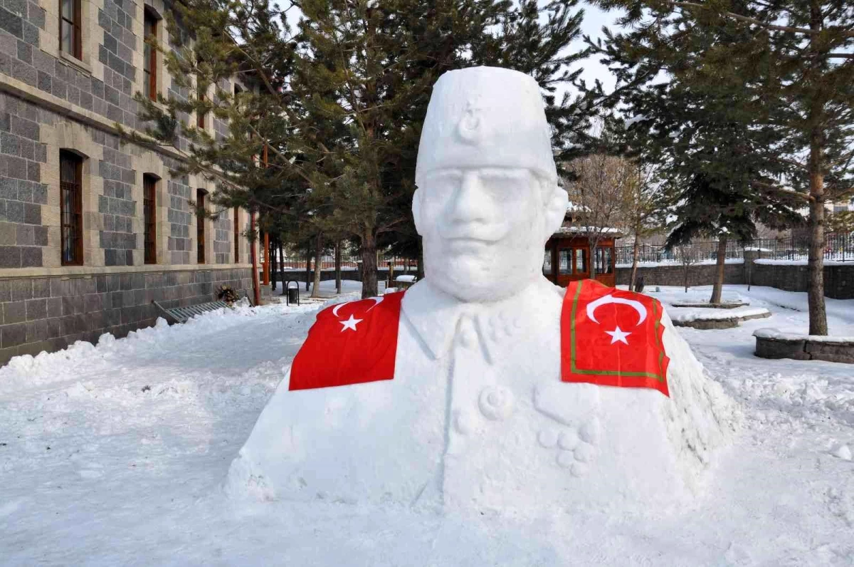 Kazım Karabekir Paşa\'nın kardan heykeli yapıldı