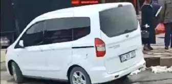 Kendisine mama veren polislerin aracını görünce peşlerine düşüyor