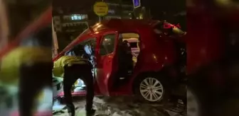 Son dakika haberi! KIRMIZI IŞIKTA GEÇEN OTOMOBİL PİKABA ÇARPTI; 3 ÖLÜ, 1 YARALI -EK