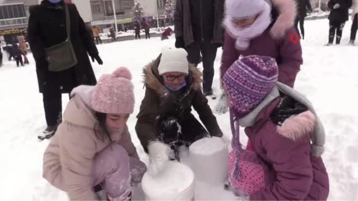 Konya\'da çocuklara kartopu oynama ve kardan adam etkinliği